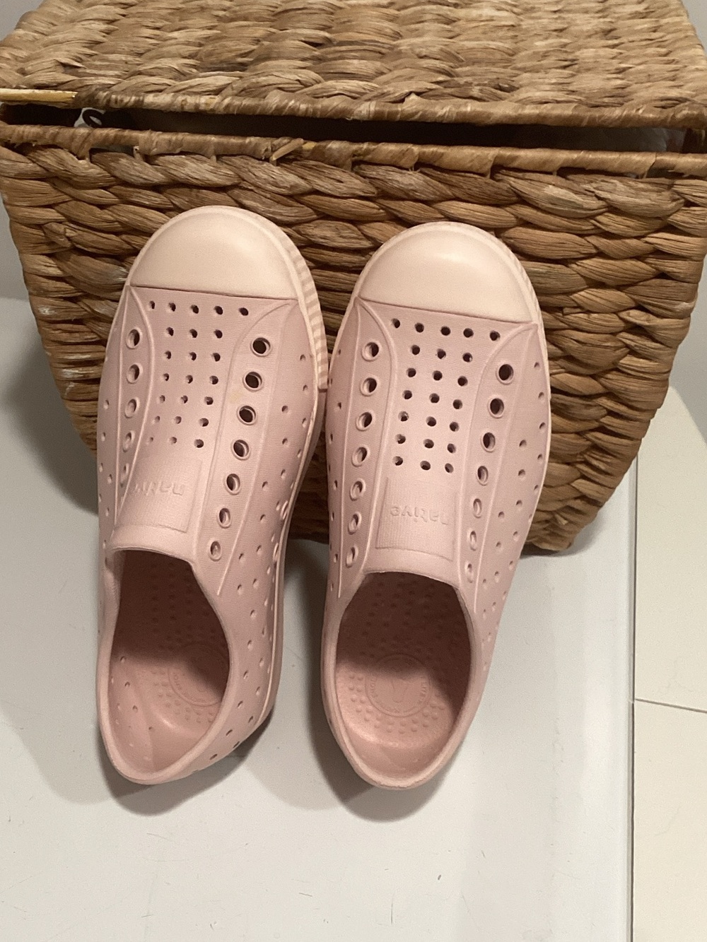 Native Kids Swim Shoes in Pale Pink